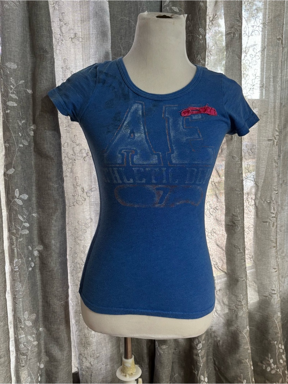 Y2K American Eagle Outfitters Blue Short-Sleeve Graphic Tee with Pink Accent
